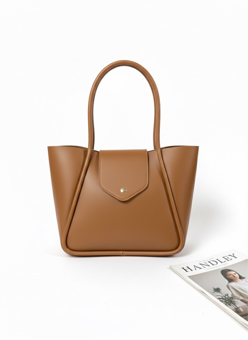 KAPAK DETATLI ŞIK TASARIMLI ELDEN TUTMALI ÇANTA